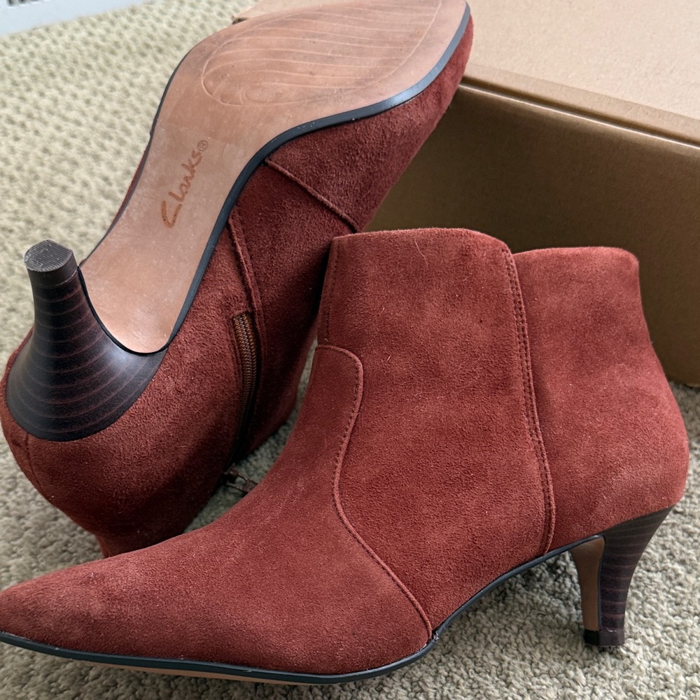 Clarks Rich Brown Ankle Booties - Picture 6 of 6